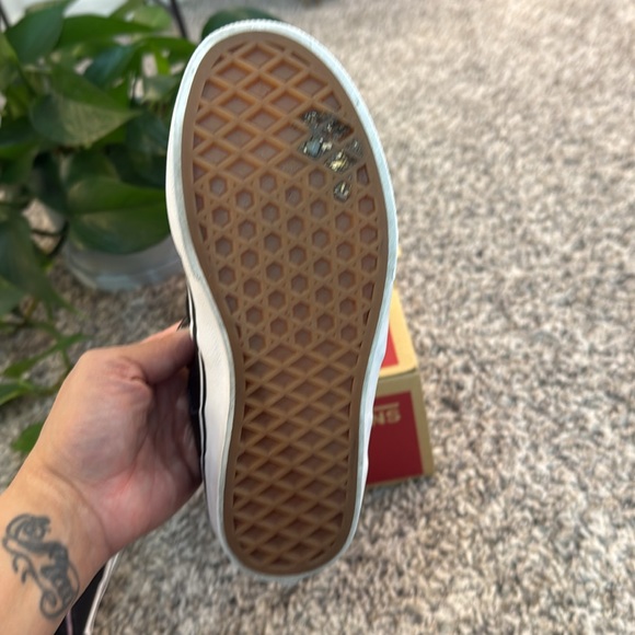Vans - Picture 11 of 12